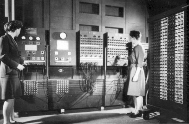 Two_women_operating_ENIAC.width-800.jpg