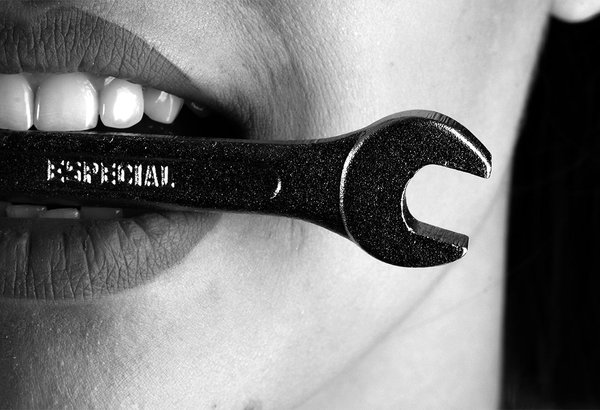 01102019_mouth_wrench_bw