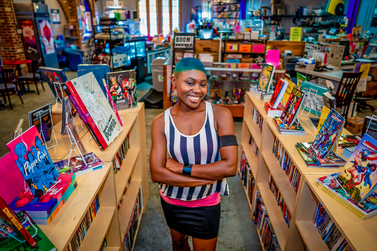 Amalgam Comics & Coffeehouse是费城众多黑人拥有的企业之一。这家漫画书店的老板是Ariell R. Johnson。费城人被鼓励在今年12月的每个星期五向当地黑人拥有的企业购买。(photo:PhillyVoice)