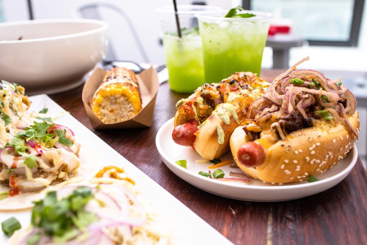 这家新餐厅提供经典的美式和墨西哥菜肴--如热狗和玉米饼--以及东南亚风味。(photo:PhillyVoice)