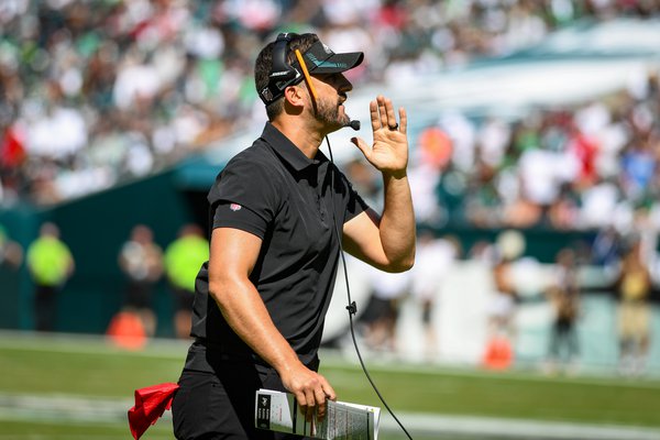 Eagles' Nick Sirianni flower speech vs. Lions' Dan Campbell biting knees