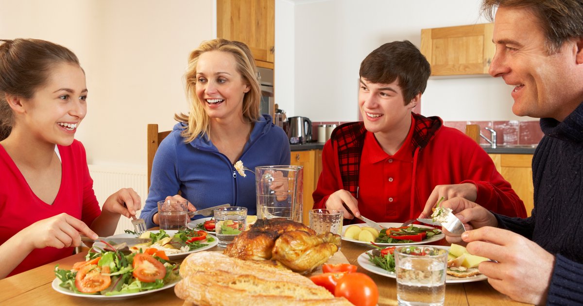 Quality time at family meals may lower teens' risk of using alcohol, marijuana