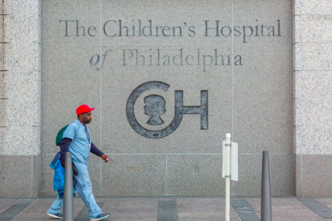 费城儿童医院正与该市合作，为费城的教师、校长和学校工作人员注射COVID-19疫苗。(photo:PhillyVoice)