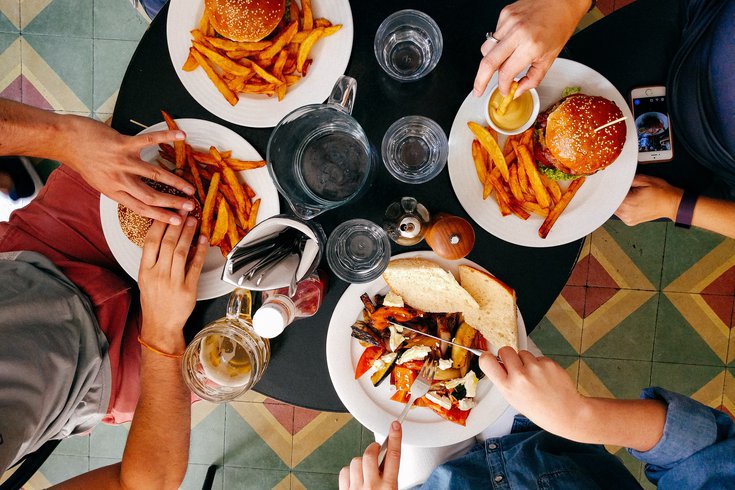 费城餐厅如果能够达到卫生部门制定的新通风标准，周五就可以将室内就餐能力从25%提高到50%。(photo:PhillyVoice)