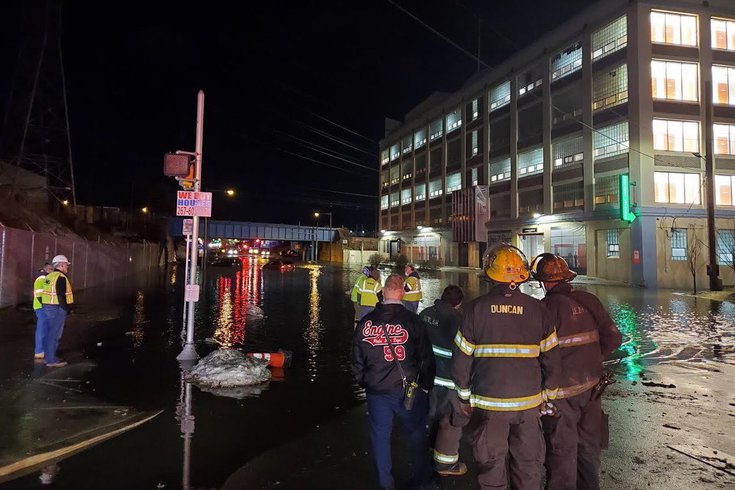 周二晚上，水管破裂淹没了北费城的一些街道，导致11人需要乘船离开该地区。(photo:PhillyVoice)