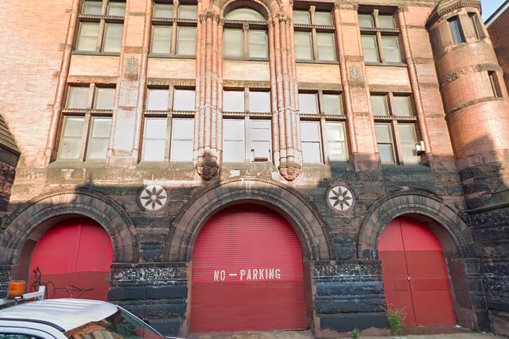 位于吉拉德大道和汤普森街之间的第4街1221-25号的前消防局建于1895年，于1989年被指定为费城历史名录。开发商正在等待费城历史委员会的批准，以推进适应性再利用项目。(photo:PhillyVoice)