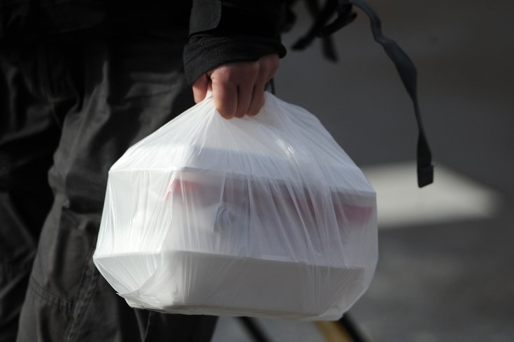 费城对一次性塑料袋的禁令计划于2021年7月1日生效，但州立法机构通过的一项措施阻止了市政当局执行此类法律。费城、Narberth, West Chester 和 Lower Merion正在联邦法院挑战该州的措施。(photo:PhillyVoice)