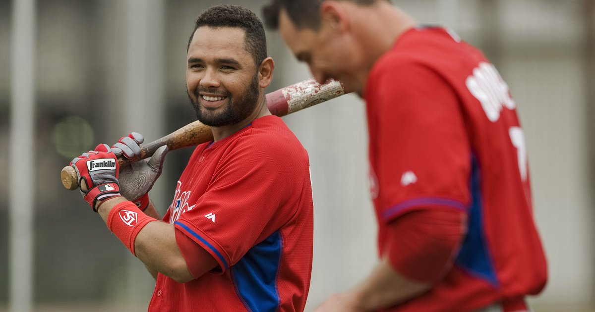 Report: Phillies re-sign Carlos Ruiz