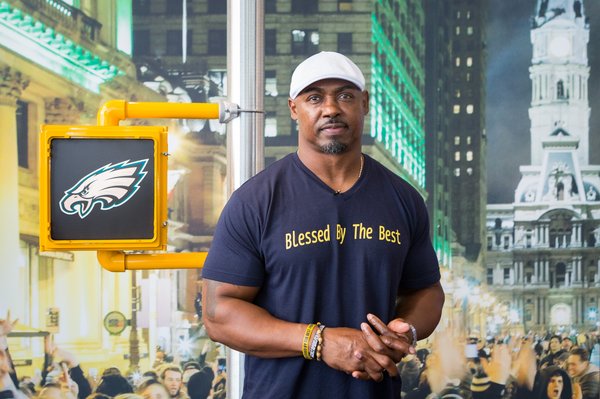 Eagles legend Brian Dawkins crafts custom Wawa hoagie ( but it's