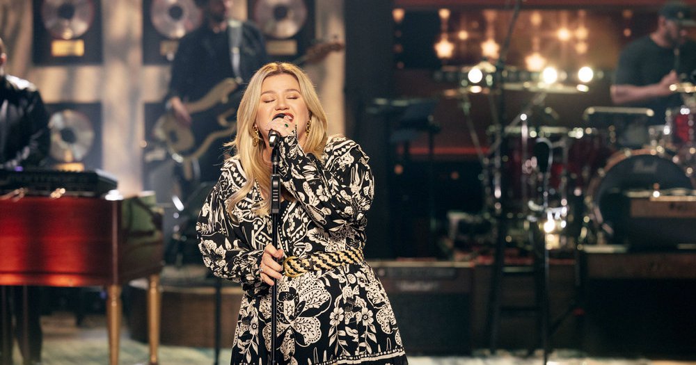 Watch Kelly Clarkson and Charles Esten perform cover of Bruce ...