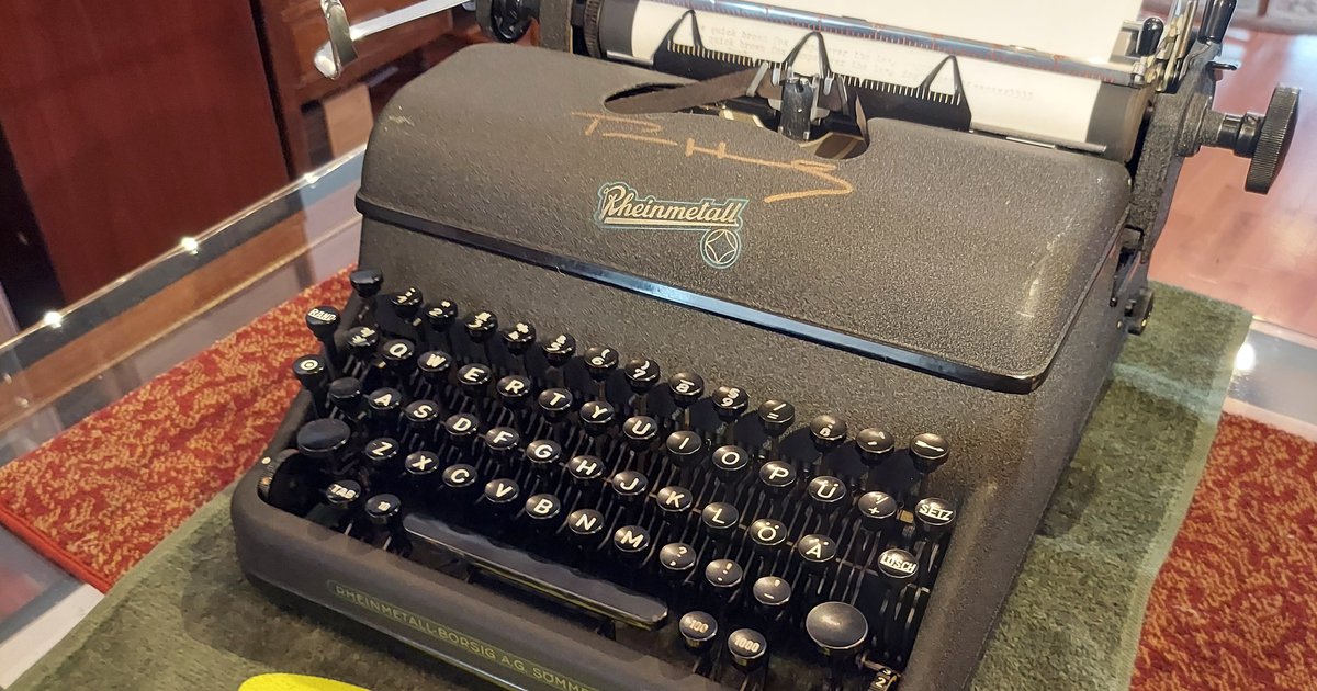 Tom Hanks gives vintage Underwood typewriter to Lacey NJ man