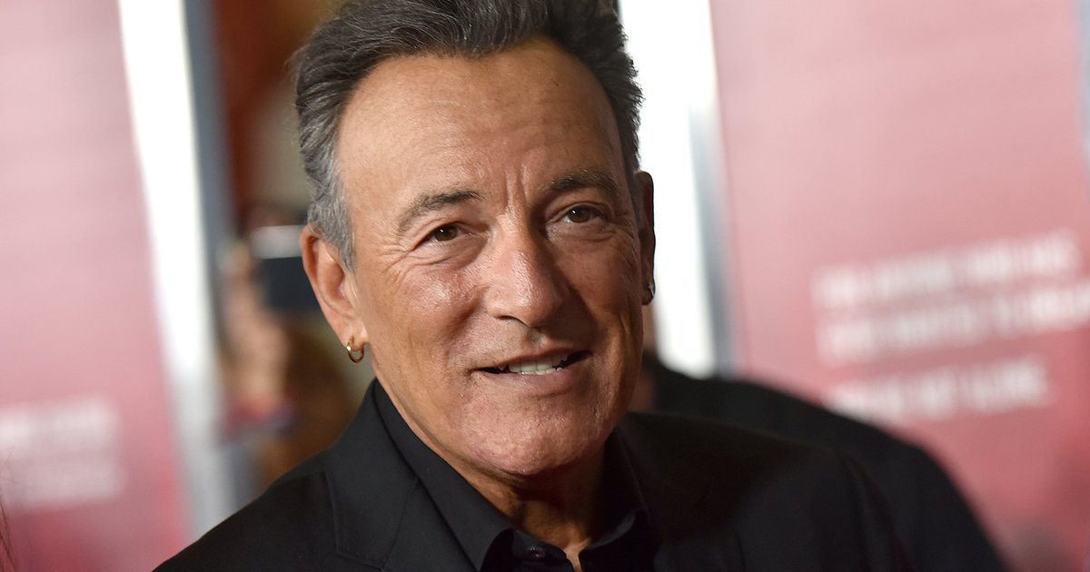 Bruce Springsteen awarded Woody Guthrie Prize for continuing the late