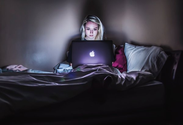 blue light glasses improved sleep 