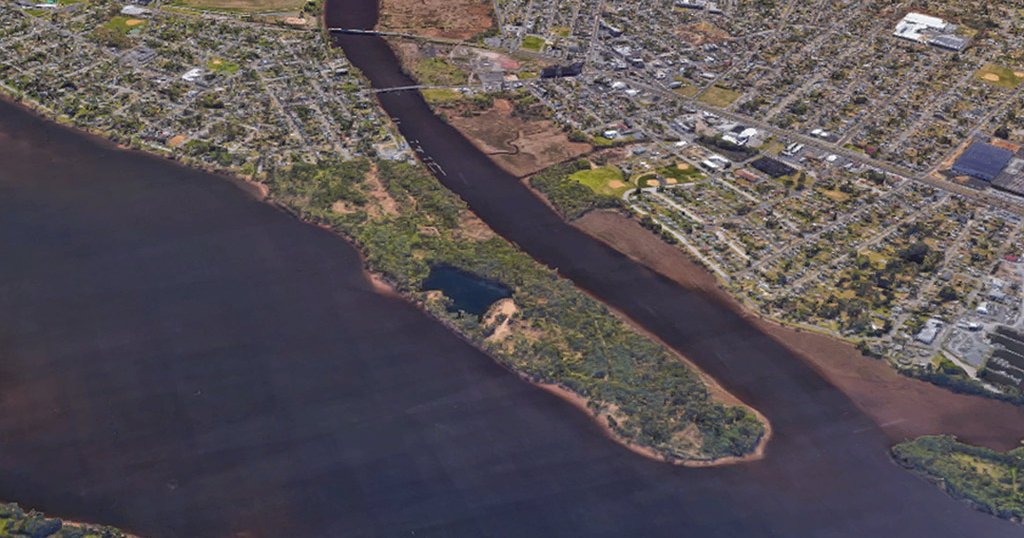 Boat hits wake and overturns in Delaware River PhillyVoice