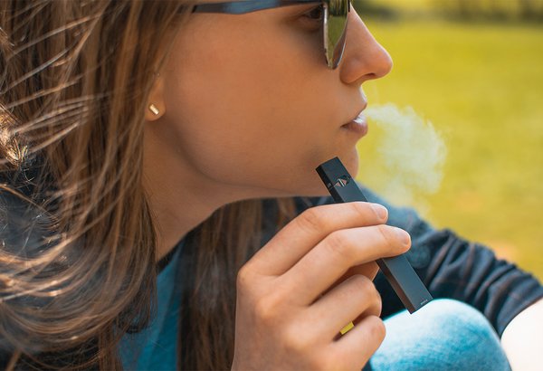 05312018_woman_vaping_Flickr