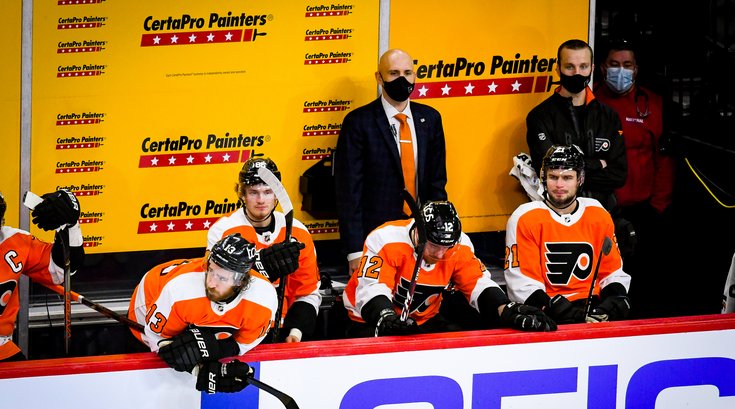 Flyers_bench_Ian_Laperriere_01132021_Flyers_Pens_Frese.jpg
