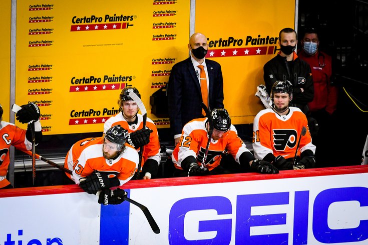 Flyers_bench_Ian_Laperriere_01132021_Flyers_Pens_Frese.jpg