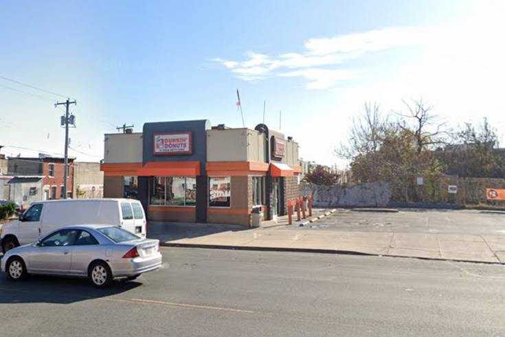 费城警方说，周六清晨，一名男子在位于532 W. Lehigh Ave.的Dunkin' Donuts经理开店后不久，向她开了一枪，致其死亡。(photo:PhillyVoice)