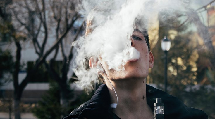06082018_man_vaping_Pexels