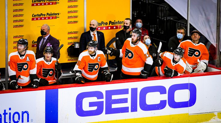 Flyers_Bench_team_Claude_Giroux_01132021_Flyers_Pens_Frese.jpg