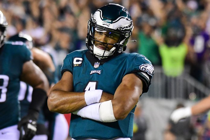 Jalen Hurts hits Quez Watkins for a TD pass to give the Eagles a