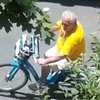 old man package thief on bike