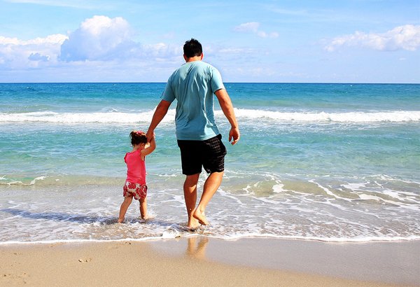 08092018_father_daughter_beach_Pexels
