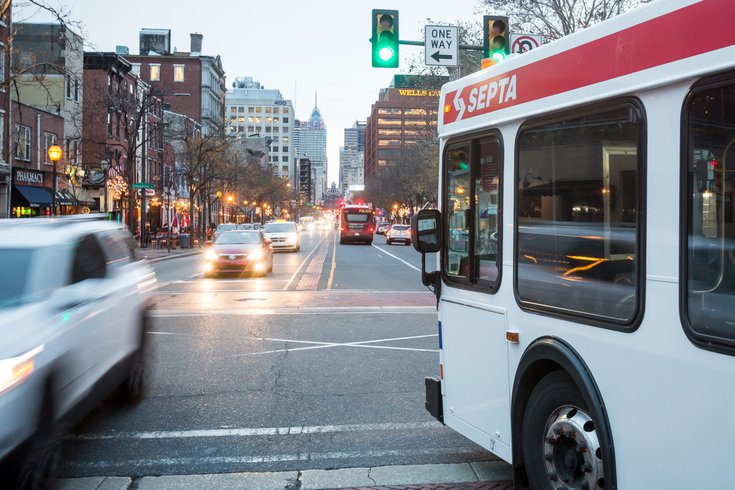 作为费城与SEPTA和PennDOT开展的为期18个月的试点项目的一部分，公共汽车专用车道将沿着中心城的Market街和John F. Kennedy大道的部分路段安装。(photo:PhillyVoice)