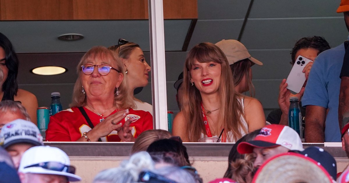 Taylor Swift Attends Chiefs Game Amid Travis Kelce Dating Rumors – Rolling  Stone