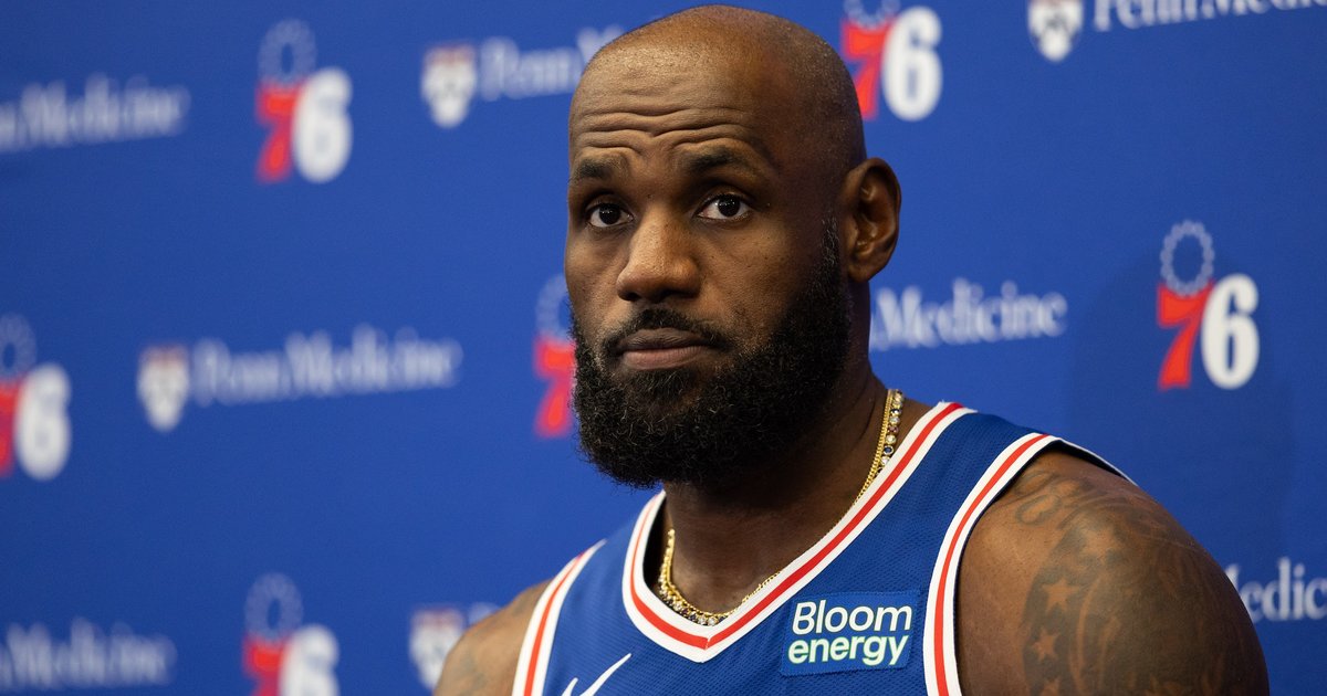 LeBron James sits out Monday's preseason game against Knicks