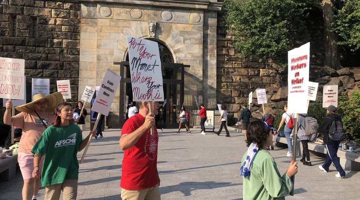 Art museum workers end strike