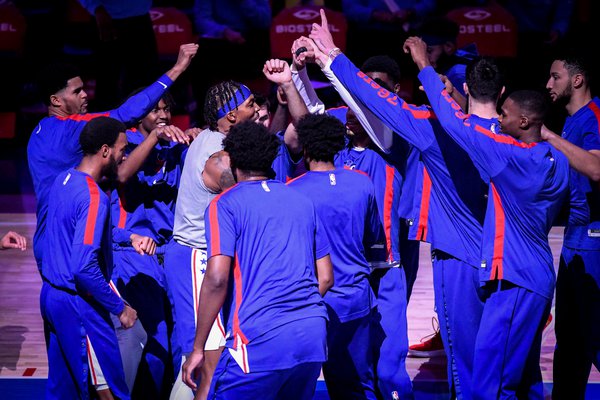 team_huddle_Hornets_Sixers_Frese.jpg
