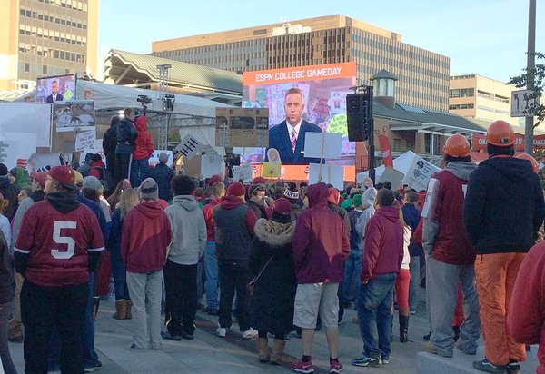 10312015_GameDay_crowd_Temple