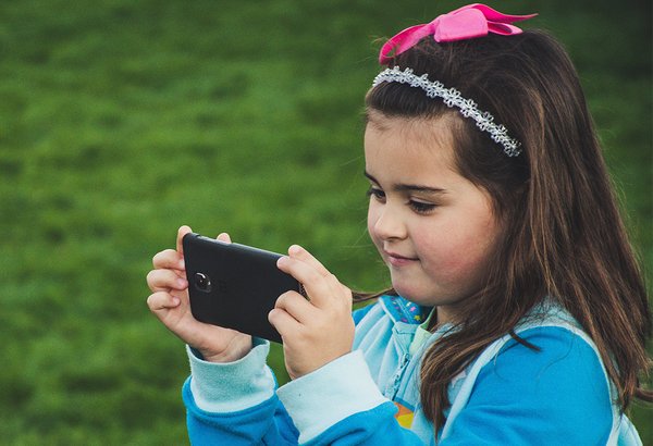 11062018_kid_cellphone_Pexels.