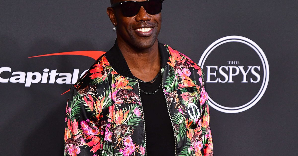 Terrell Owens Punches, Drops Heckler At CVS, All Caught On Video