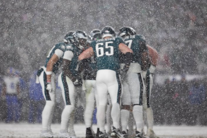 11925_EaglesRams_snow-offense-huddle-4664.jpg