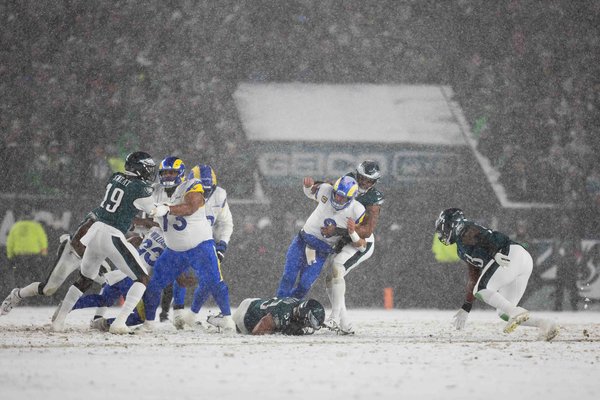 11925_EaglesRams_Zack-Baun-snow-4760-2.jpg