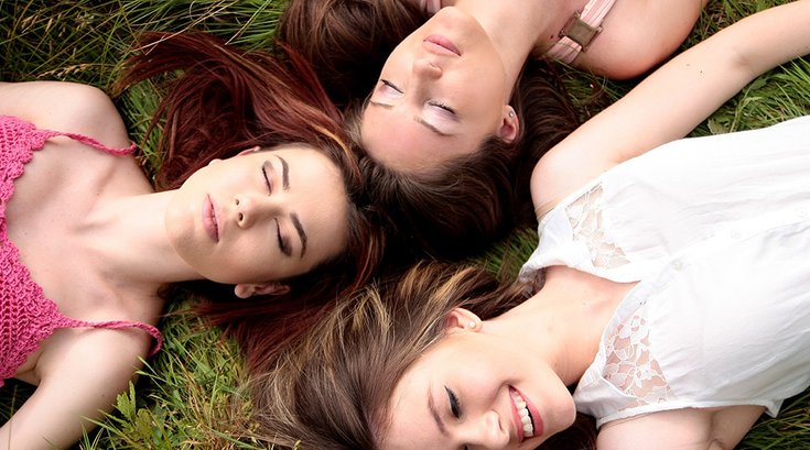 12112018_three_girls_Pexels.