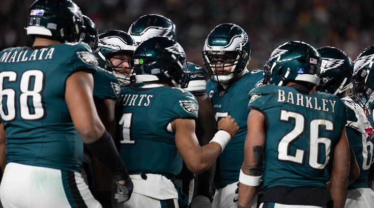 121524_EaglesSteelers_Eagles-huddle-Jalen-Hurts-1068.jpg