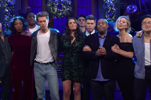 Cecily Strong Saturday Night Live blue christmas