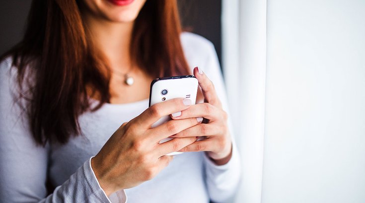 12202018_woman-cellphone_Pexels