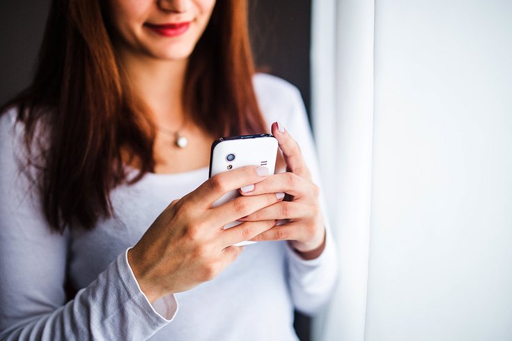 12202018_woman-cellphone_Pexels