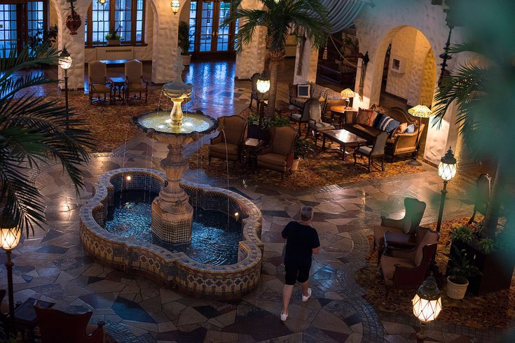 在《美国新闻与世界报道》的美国最佳度假村排名中，宾夕法尼亚州的Hershey酒店进入了前100名。 图为酒店的喷泉大厅。这个空间看起来和上世纪30年代开业时的样子很像，是根据米尔顿-赫希曾在地中海访问过的一家酒店设计的。(photo:PhillyVoice)