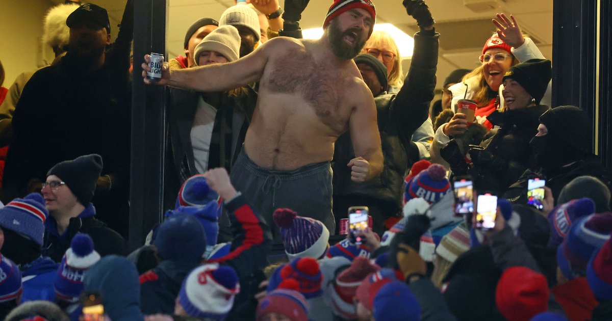 Jason Kelce lifts Taylor Swift fan at Chiefs-Bills game so the