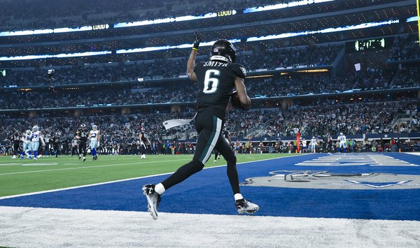 DeVonta Smith TD celebration: Eagles WR channels Grinch, 'steals