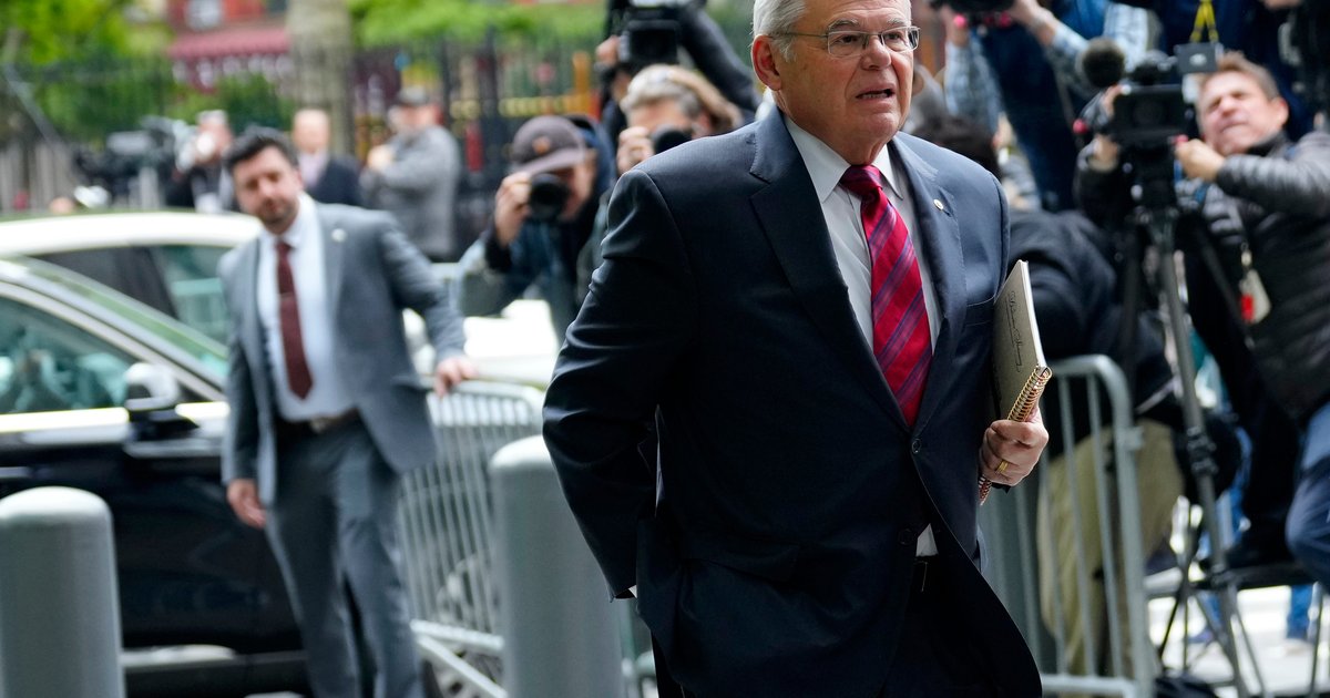 Ex.-Sen. Bob Menendez seeks to push sentencing as his wife prepares for trial