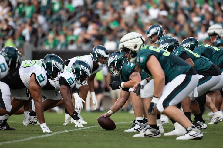 Eagles-practice-offensive-defensive-line-080324