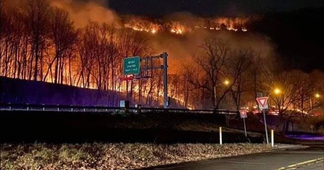 Firefighters Battle Wildfire At Delaware Water Gap National Recreation ...