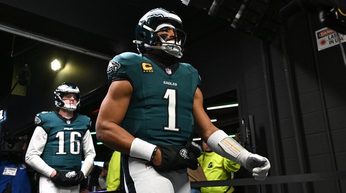 Jalen-Hurts-Eagles-Raiders-Tunnel-2025-NFL.JPG