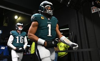 Jalen-Hurts-Eagles-Raiders-Tunnel-2025-NFL.JPG